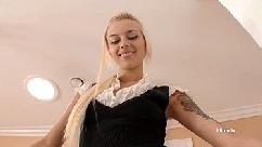 O imbraca pe indianca in eleva si o fute